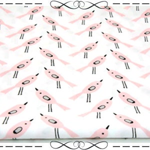 Könnte beinhalten: Weißer Stoff mit einem sich wiederholenden Muster aus rosa Vögeln. Die Vögel sind stilisiert und haben einfache schwarze Umrisse.