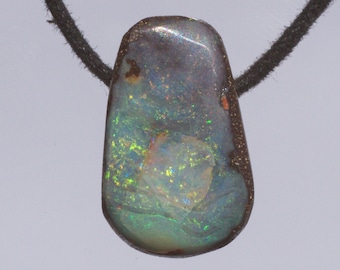 Opal Schmuckanhänger in Freeform geschliffen und seitlich gebohrt mit Lederband