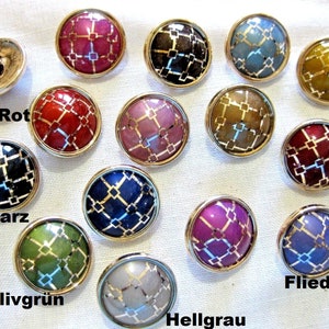 Op de afbeelding: Assortiment van 12 ronde, decoratieve knopen met een gouden rand en een rasterpatroon. De knopen zijn in verschillende kleuren, waaronder rood, zwart, olijfgroen, lichtgrijs, paars en blauw.