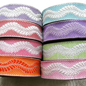 Può includere: Un set di otto nastri decorativi con un motivo floreale bianco su una varietà di sfondi colorati, tra cui viola, blu, rosso, rosa, verde e arancione.