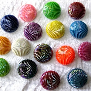 Puede incluir: Surtido de 15 botones iridiscentes en forma de concha marina en varios colores, incluyendo rosa, verde, amarillo, azul, morado y naranja.