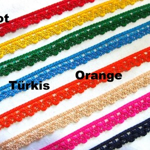 Può includere: Assortimento di passamanerie all'uncinetto colorate con bordi a festoni. I colori sono rosso, giallo, verde, blu, arancione, beige, rosa e blu navy. La passamaneria è etichettata con le parole "Rot", "Türkis" e "Orange".