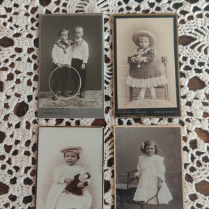 Set: 4 antike Kinderfotografien, um 1900, CdV Fotos, Originalfotografien, Atelier-Aufnahmen, Kinder mit Spielzeug, Kindermode früher
