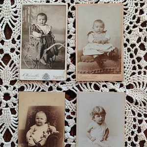 Set: 4 antike Kinderfotografien, Originalfotografien, Baby-Fotos, Atelier-Aufnahmen, um 1900, CdV-Fotos, Shabby, Brocante, Vintage