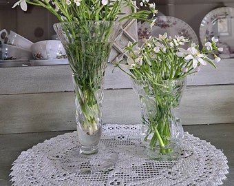 Set: 2 kleine Glasvasen, Blumenvasen, Vintage Vasen, geschliffen, geätzt, florales Dekor, Tischdeko, Shabby, Brocante