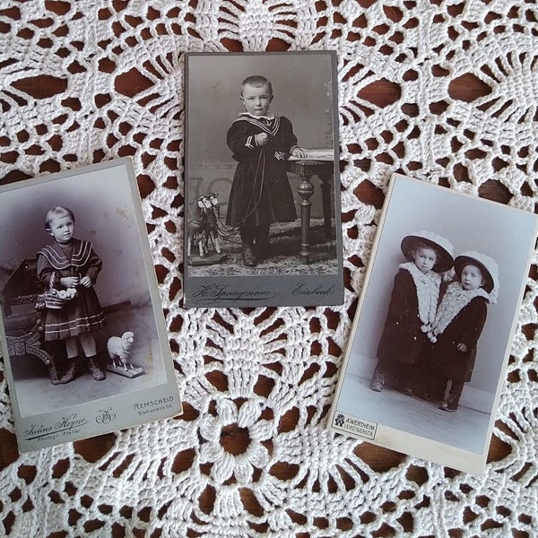 Set: 3 antike Kinderfotografien, Originalfotografien, um 1900, CdV-Fotos, Kinder mit Spielzeug, Kindermode früher, Shabby, Brocante