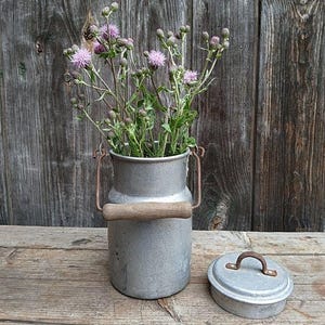 Alte rostige Alu-Milchkanne mit Deckel und Holzgriff, 1 Liter, dicht, Bauernkanne, rustikale Vase, Gartendeko, Vintage Garten, Landhaus