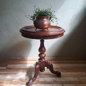 Alter kleiner Beistelltisch, Holztisch, Tischchen, Stilmöbel, Dreibeiner, Barock-Stil, Vintage, Upcycling Objekt