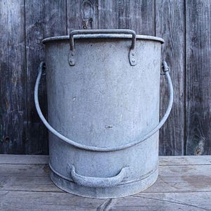 Großer alter Zinkbottich, Zinktopf, undicht, Zinkgefäß, Pflanztopf, Pflanzgefäß, Blumentopf, Gartendeko, Landhaus