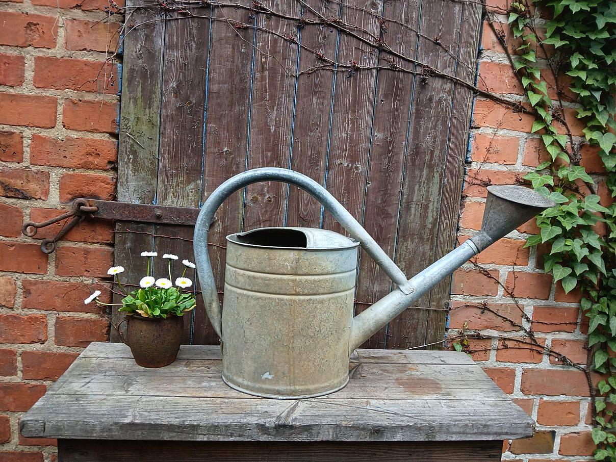 Alte verzinkte BAT Gießkanne mit Tülle, undicht, Gartendeko, Pflanzgefäß, Vintage Garten, Shabby Garten, Landhaus