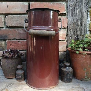 Große alte Emaille-Milchkanne mit Holzgriff und Deckel, 5 Liter, dicht, Bauernkanne, rustikale Vase, Pflanzgefäß, Gartendeko, Vintage Garten