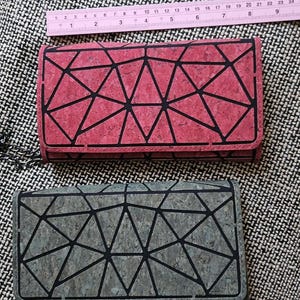 Portfel/torba typu crossbody z naturalnego korka z geometrycznym wzorem