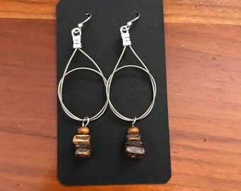 Boucles d'oreilles cordes de guitare recyclées avec perles en bois