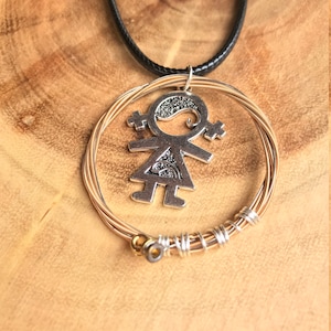Collana di corde per chitarra riciclata con fascino da ragazza