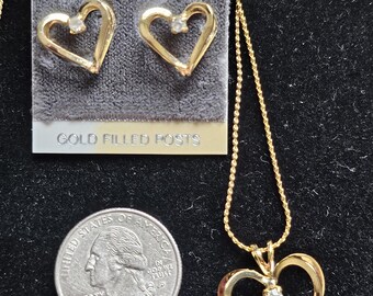 Conjunto de joyas de corazón vintage: collar y pendientes dorados, circonitas brillantes y pasadores chapados en oro. Un regalo romántico de los años 80 y 90.