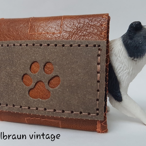 Changing bag for dog tags; address slips. Faux leather and Snappap.SnapPap brown motif *paw* faux leather color and 3 sizes to choose from.