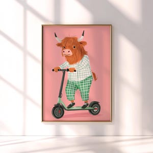 Impresión de vaca de las Tierras Altas en scooter para habitación infantil, divertido arte de pared para guardería, póster de vaca, divertido arte imprimible de animales para la decoración de la habitación de los niños.