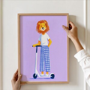Impressão de leão fofo em scooter - Arte de parede para quarto de meninas, Decoração de parede roxa para berçário, Pôster de animal excêntrico, Impressão divertida e eclética para quarto infantil