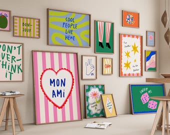 Puede incluir: Una colección de impresiones artísticas enmarcadas con varios diseños y textos, incluyendo "Cool People Live Here", "Don't Overthink It" y "Mon Ami". La paleta de colores incluye rosa, verde, azul y amarillo, con ilustraciones y tipografía.