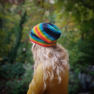 Bunte Beanie Mütze formstabil Beanie für Frauen Mützen Partnerlook Unisexmütze Regenbogen Beanie bunte Strickmütze Damen Bild 1