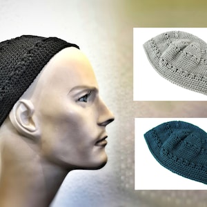 Könnte beinhalten: Drei gestrickte Mützen in verschiedenen Farben: Schwarz, Grau und Türkis. Die Mützen haben ein traditionelles Design mit einer abgerundeten Krone und einem flachen Schirm.