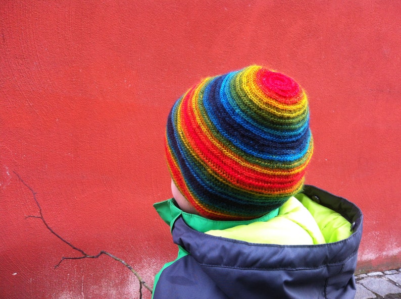 Bunte Beanie Mütze formstabil Beanie für Frauen Mützen Partnerlook Unisexmütze Regenbogen Beanie bunte Strickmütze Damen Bild 4