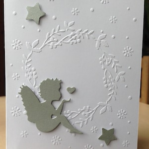 10 Stück - 3D-Weihnachtskarte "Sitzender Engel" geprägt mit Sternen, Kranz und Schneeflocken