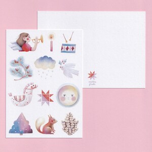 Könnte beinhalten: Ein Set mit 12 Aquarell-Illustrationen mit weihnachtlichen Motiven, darunter ein Stern, ein Baum, ein Eichhörnchen, ein Pferd, ein Mond, eine Taube, eine Wolke, eine Kerze, eine Trommel und ein Engel, der Trompete spielt. Die Illustrationen sind im skurrilen Stil mit sanften Farben und zarten Details gehalten. Der Text "västernas glädje" ist in der rechten unteren Ecke gedruckt.