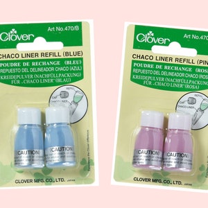 Könnte beinhalten: Zwei Packungen Clover Chaco Liner Nachfüllpulver, eine blaue und eine rosa. Jede Packung enthält zwei kleine Flaschen Nachfüllpulver und eine Abbildung, wie man den Chaco Liner Stift nachfüllt. Der Text auf der Packung lautet "Chaco Liner Nachfüllpulver (Blau)" und "Chaco Liner Nachfüllpulver (Rosa)".
