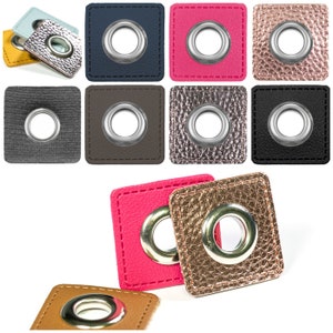 Peut inclure: Assortiment d'œillets en cuir carrés de différentes couleurs, dont le rose, le noir, le marron, l'or et le bleu. Chaque œillet a un anneau en métal argenté au centre.