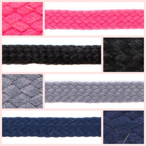 Könnte beinhalten: Nahaufnahme verschiedener geflochtener Kordeln in Pink, Schwarz, Grau und Marineblau. Die Kordeln haben eine strukturierte, gewebte Optik. Das Bild zeigt die verschiedenen Farboptionen, die für diese Art von Kordel verfügbar sind.