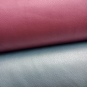 Può includere: Due rotoli di pelle sintetica, uno in rosa scuro e l'altro in azzurro.