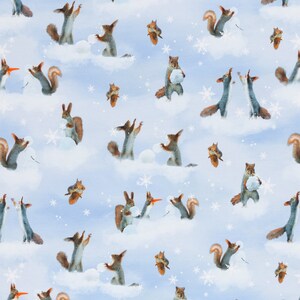以下が含まれることがあります： 青と白の模様の背景に、雪の中で遊ぶリスの繰り返しパターンが描かれています。リスは茶色と白で、雪玉を持っています。一部のリスは赤い帽子をかぶっています。