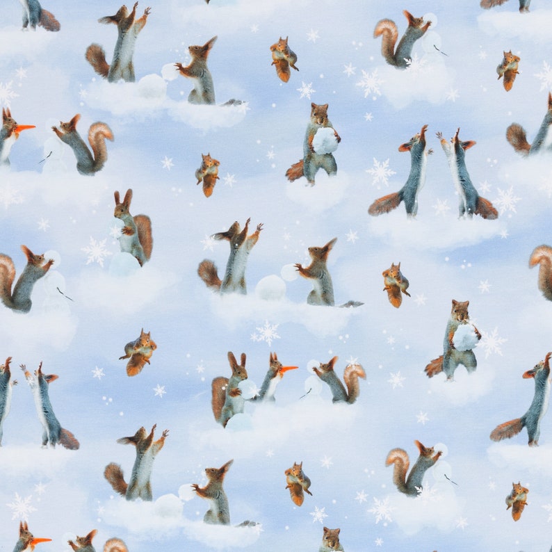 以下が含まれることがあります： 青と白の模様の背景に、雪の中で遊ぶリスの繰り返しパターンが描かれています。リスは茶色と白で、雪玉を持っています。一部のリスは赤い帽子をかぶっています。