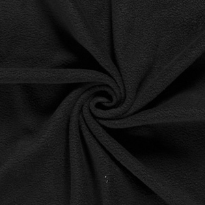 Könnte beinhalten: Nahaufnahme eines schwarzen Fleece-Stoffs. Der Stoff hat eine weiche, strukturierte Oberfläche mit einem leicht erhabenen, flauschigen Aussehen. Der Stoff ist drapiert und gefaltet, wodurch Schatten und Tiefe entstehen. Der Gesamteindruck ist ein warmer Textil.