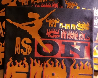 Camisa religiosa, camiseta de Girl on Fire, chica alcanzando sus metas, camiseta flamante chica