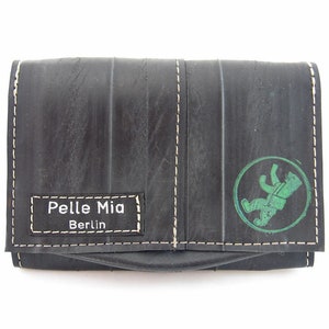 Könnte beinhalten: Schwarze Ledergeldbörse mit weißen Nähten und einem grünen Logo mit der Aufschrift "Pelle Mia Berlin".