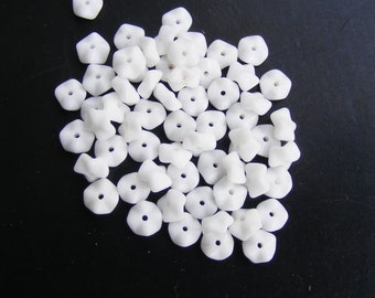 30 glass beads Zig-Zac 7 x 3 mm white