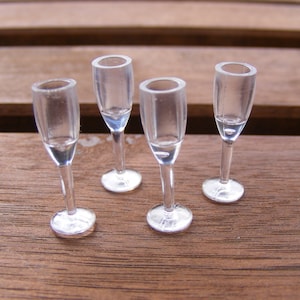 Puppenhaus Miniatur 4 Stielgläser Sektgläser Cocktailgläser leer Sekt 22 x 6 mm