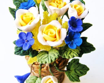 Puppenhaus Blumengesteck im Korb gelbe Rosen + blaue Blüten