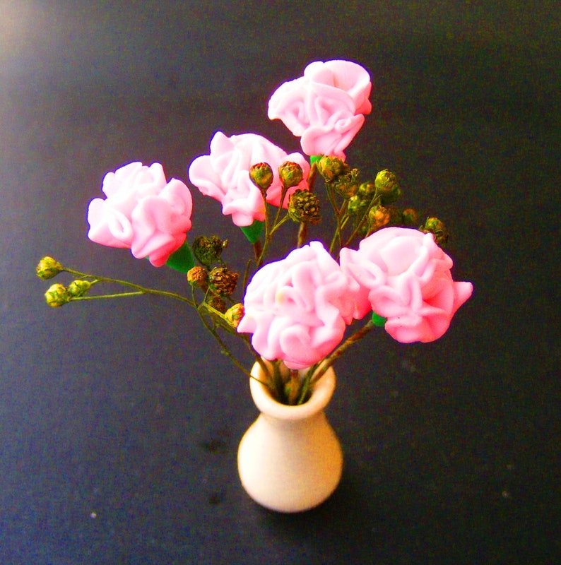 Vase miniature en porcelaine Dollhouse avec 5 œillets roses faits à la main image 1