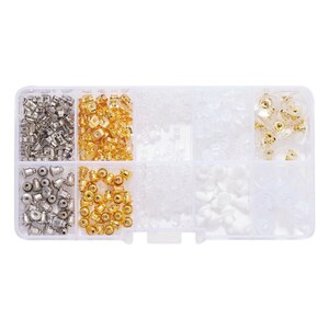 Könnte beinhalten: Eine transparente Plastik-Aufbewahrungsbox mit neun Fächern, gefüllt mit verschiedenen Ohrringverschlüssen. Die Fächer enthalten silberne, goldene, weiße und transparente Ohrringverschlüsse.