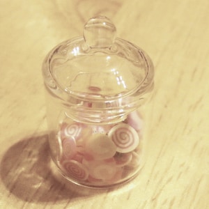 Puppenhaus mundgeblasene Glasdose mit Deckel