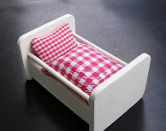 Dollhouse cot by Caco white 1:18