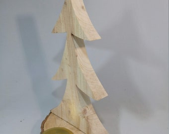 ausgesägter Deko-Tannenbaum mit Kerzenhalter