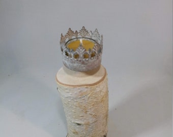 Kerzenhalter aus Birke mit Kronenaufsatz