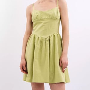 Blassgrünes Leinen Minikleid: Baskische Taille Cottagecore Sommerkleid