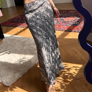 Spódnica midi z nadrukiem skóry węża, cięta ukośnie – szara, satynowa, z motywem pytona, prezent