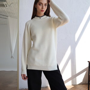 Jersey de lana merino para mujer con aberturas laterales Jersey de punto con cuello redondo color caqui Milk