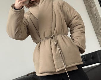 Chaqueta acolchada kimono beige: chaqueta de plumas con cintura envolvente y cuello alto.